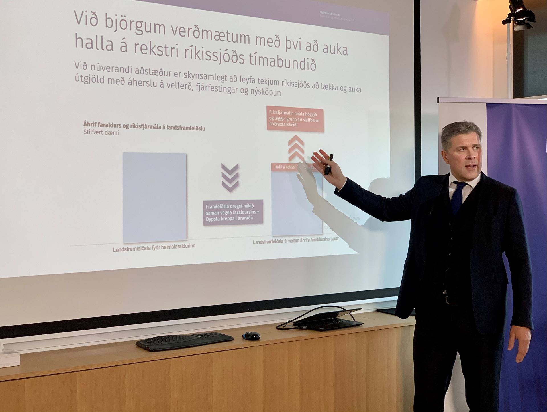 Bjarni Benediktsson, Minister of Finance and Economic Affairs, presents the 2021 budget. - mynd