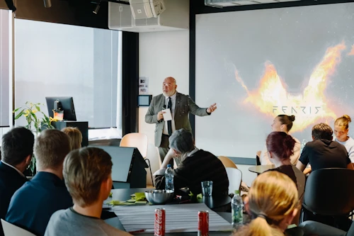 Nemendur kynntu niðurstöður sínar fyrir þátttakendum og Loga Einarssyni, menningar-, nýsköpunar- og háskólaráðherra. Mynd: Björgvin Sigurðarson
