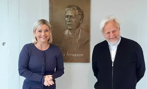 Lilja Alfreðsdóttir mennta- og menningarmálaráðherra og Helgi Gíslason myndhöggvari, höfundur lágmyndarinnar. 