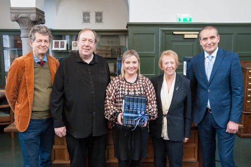 Gísli Sigurðsson, Jóhann Sigurðsson útgefandi, Lilja Dögg Alfreðsdóttir, menningar- og viðskiptaráðherra, Frú Vigdís Finnbogadóttir og Guðni Th. Jóhannesson, forseti Íslands.