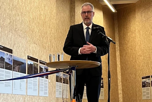 Kristinn Jónasson við vígslu Þjóðgarðsmiðstöðvarinnar á Hellissandi.
