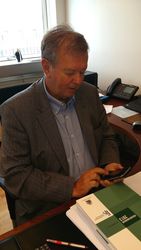 Gunnar H. Hall, fjársýslustjóri, undirritar ríkisreikning með rafrænum símaskilríkjum. Gunnar H. Hall, fjársýslustjóri, undirritar ríkisreikning með rafrænum símaskilríkjum.