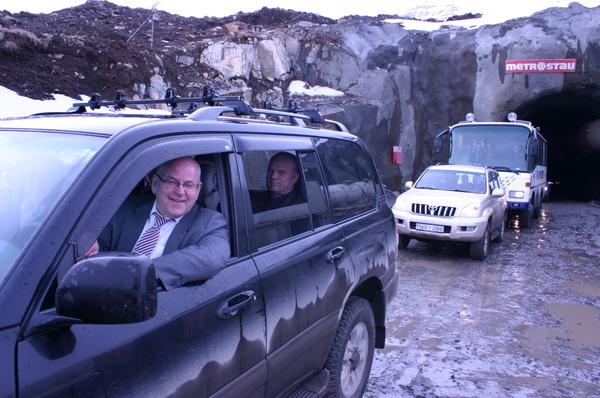 Samgönguráðherra ekur í gegnum Héðinsfjarðargöng
